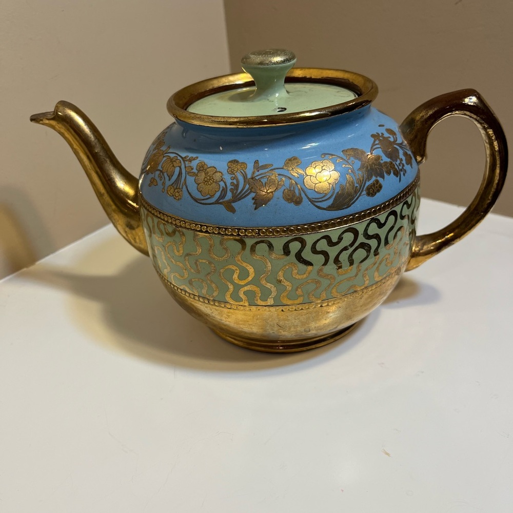 Sadler Teapot made in England from the 1930’s Era.Elegant